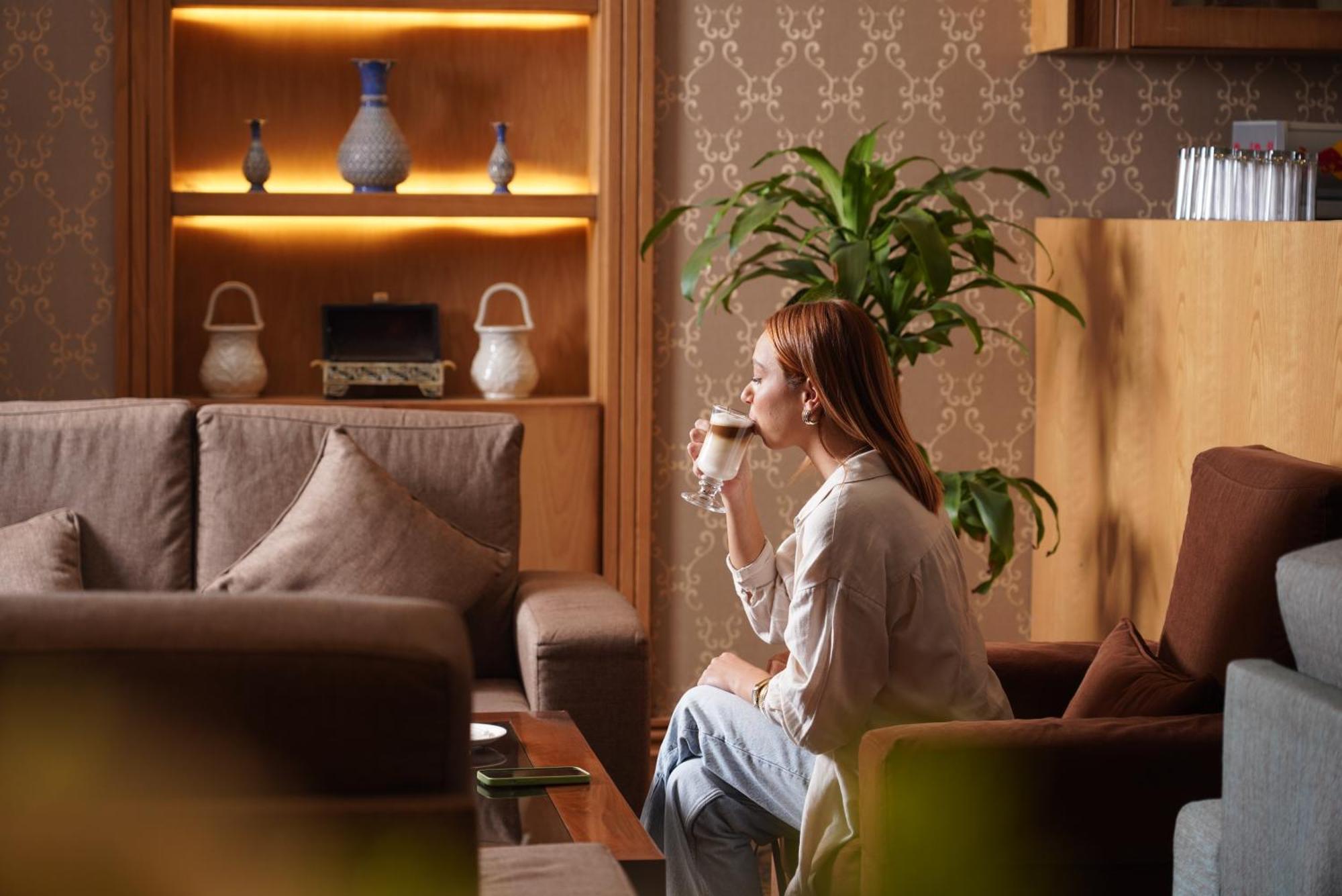 โรงแรมเธาแซนด์ ไนท์ อัมมาน ภายนอก รูปภาพ A woman drinking coffee