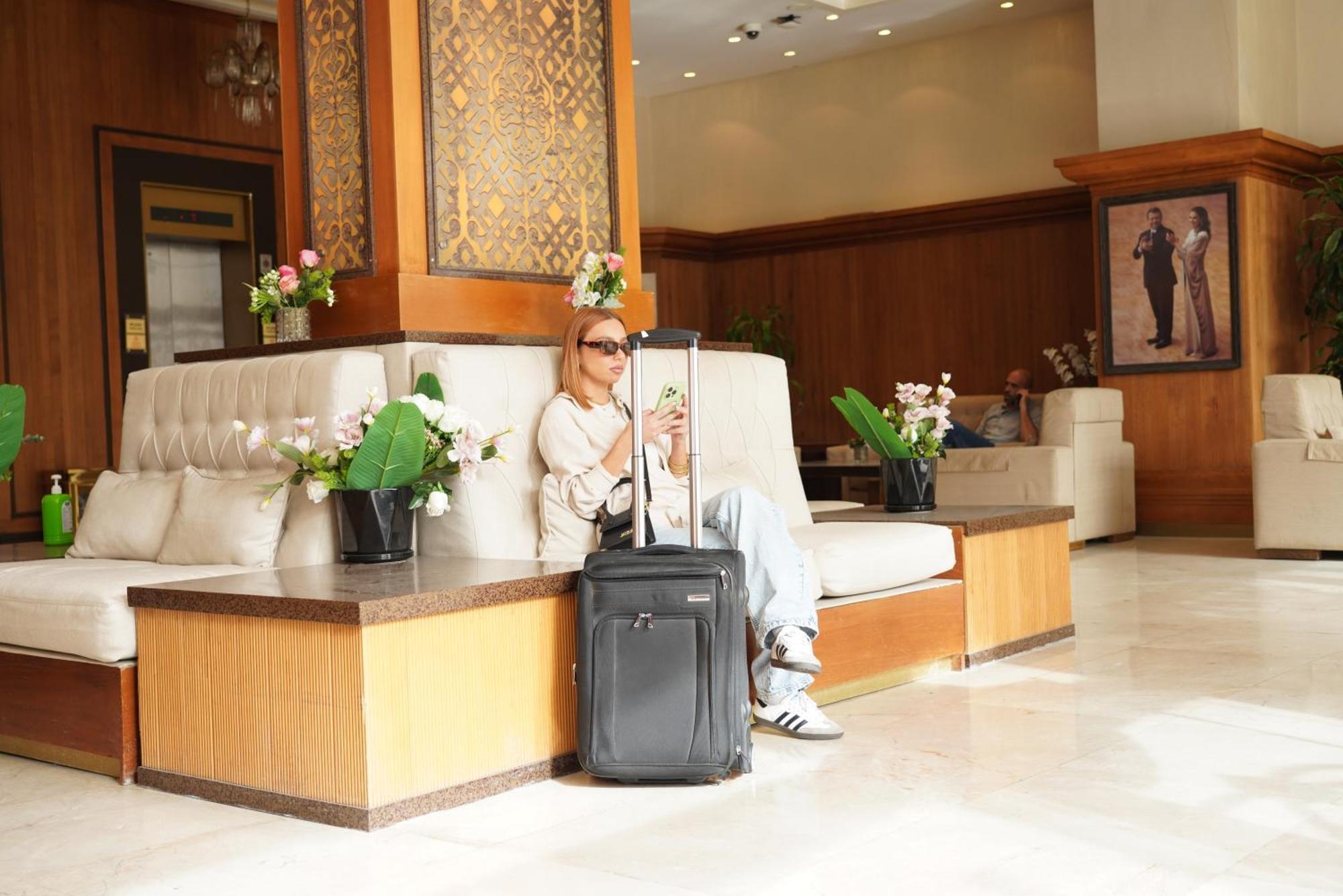 โรงแรมเธาแซนด์ ไนท์ อัมมาน ภายนอก รูปภาพ A woman with a suitcase