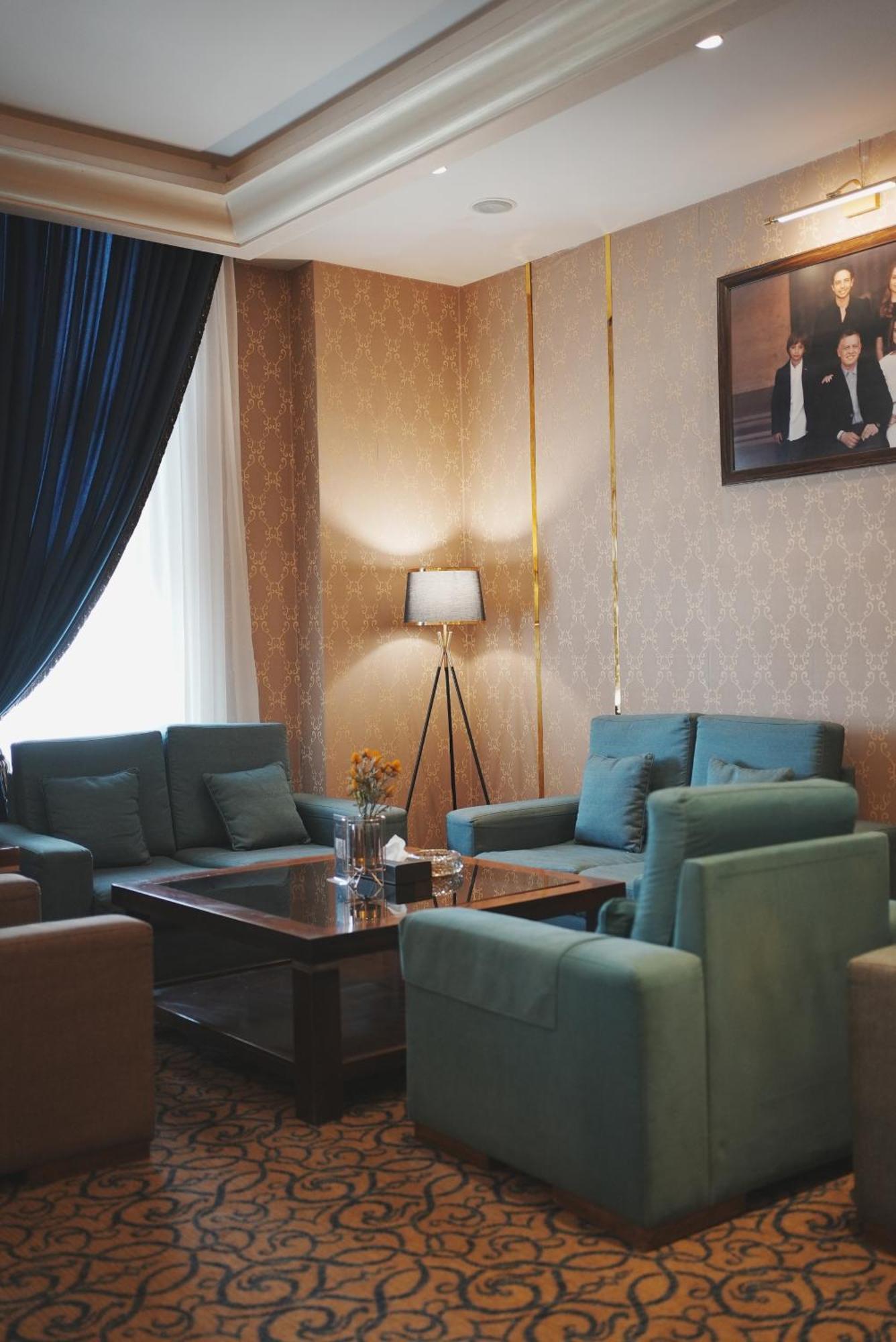 โรงแรมเธาแซนด์ ไนท์ อัมมาน ภายนอก รูปภาพ The interior of the hotel