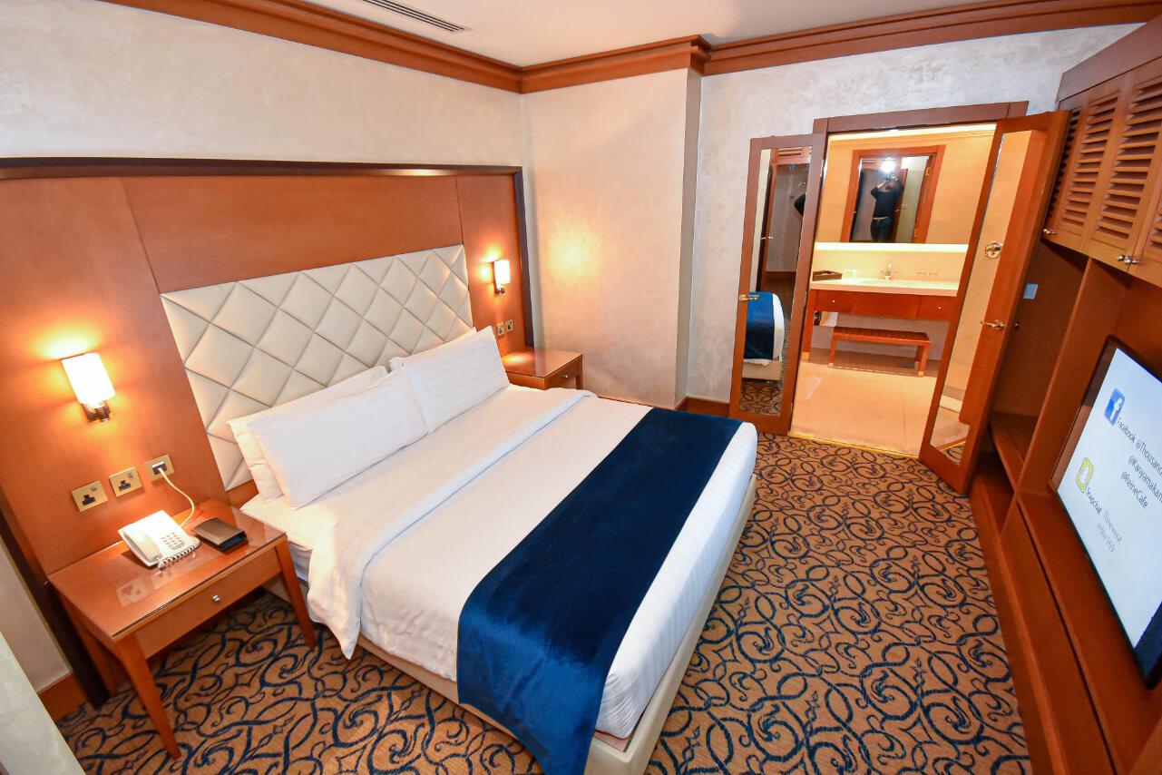 โรงแรมเธาแซนด์ ไนท์ อัมมาน ภายนอก รูปภาพ A bedroom in the hotel