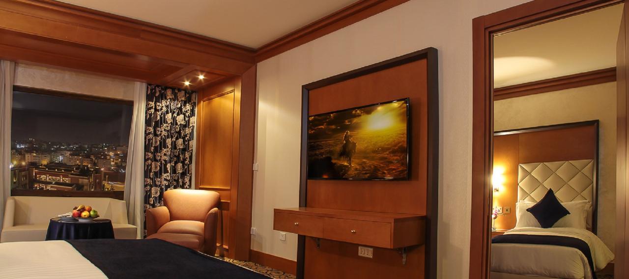 โรงแรมเธาแซนด์ ไนท์ อัมมาน ภายนอก รูปภาพ A television in a hotel room