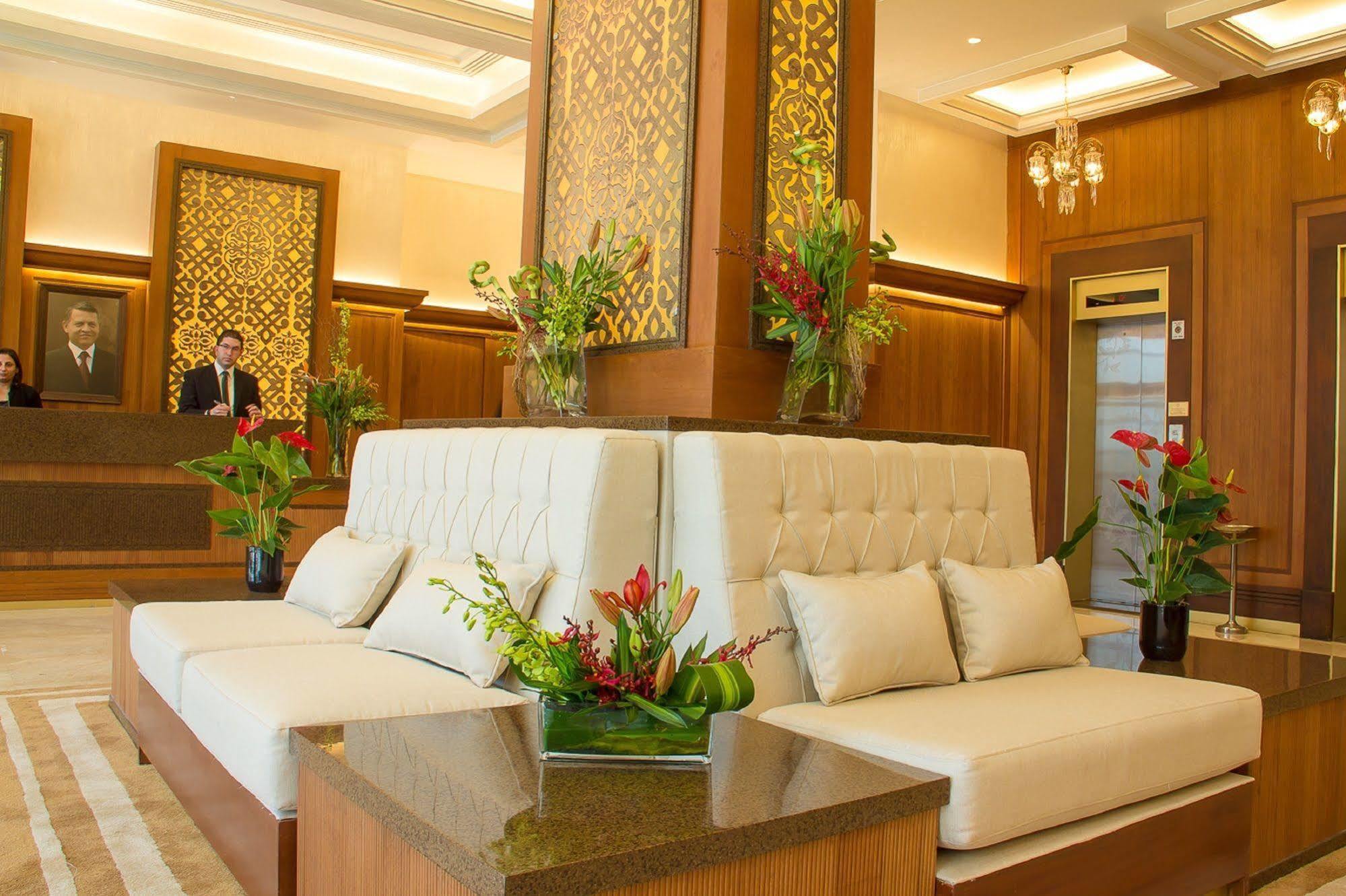 โรงแรมเธาแซนด์ ไนท์ อัมมาน ภายนอก รูปภาพ Lobby