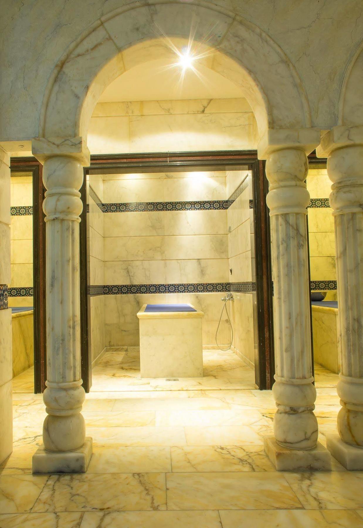 โรงแรมเธาแซนด์ ไนท์ อัมมาน ภายนอก รูปภาพ A hammam in the Four Seasons Hotel, Amman, Jordan
