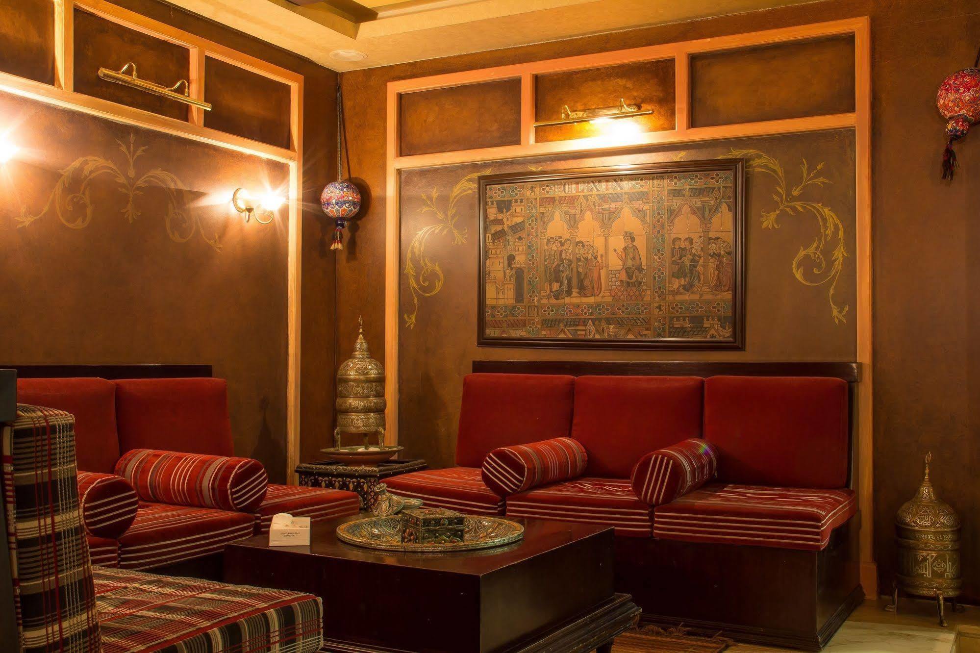 โรงแรมเธาแซนด์ ไนท์ อัมมาน ภายนอก รูปภาพ A traditional Moroccan living room